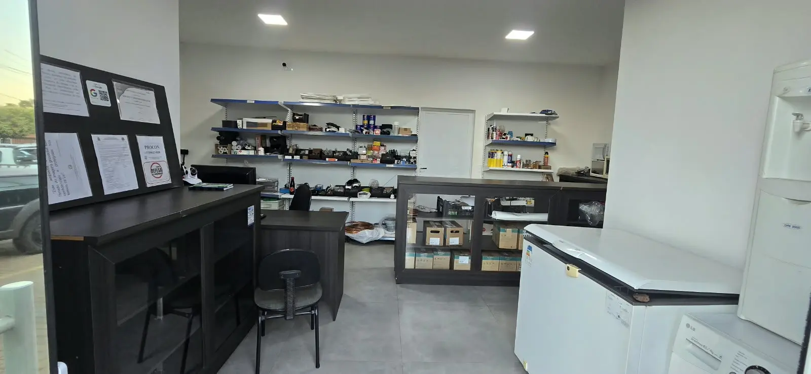 Área interna de atendimento e estoque da Refrigeração Friolar